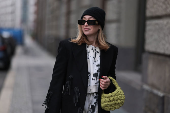 Sonia Lyson doplnila černobílý outfit mini zelenou prošívanou kabelkou.
