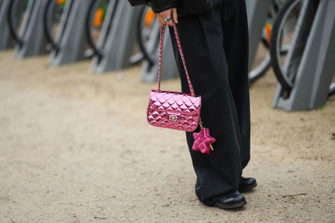 Minikabelky Chanel ve tvaru hvězdiček se dají připnout na klasickou kabelku nebo nosit i samostatně.
