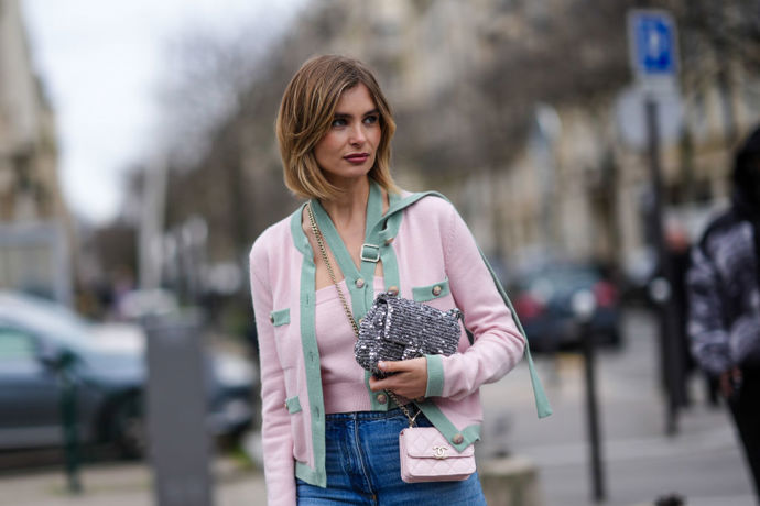 Influencerka Xenia Adonts často kombinuje v rámci jednoho outfitu dvě různé kabelky.
