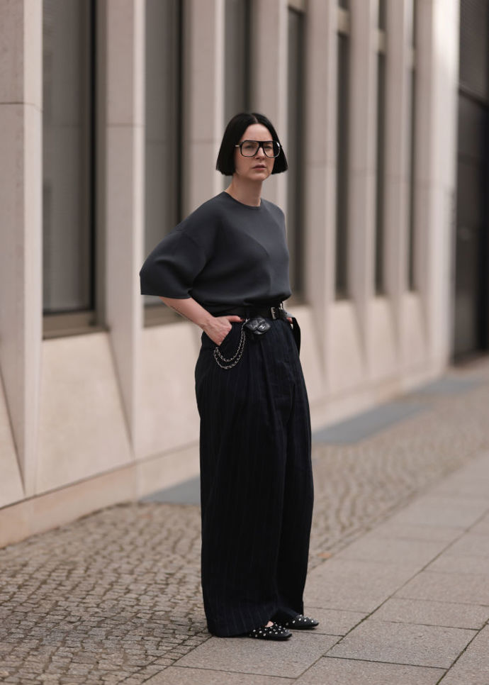 Oversized široké kalhoty si můžete pořídit i ve formálnějším stylu, například jemně proužkovaný model.
