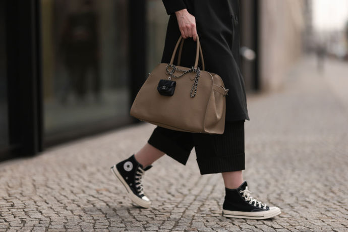 Nenápadná, ale efektní miniatura klasické Chanel flap bag ozvláštní každou větší kabelku.
