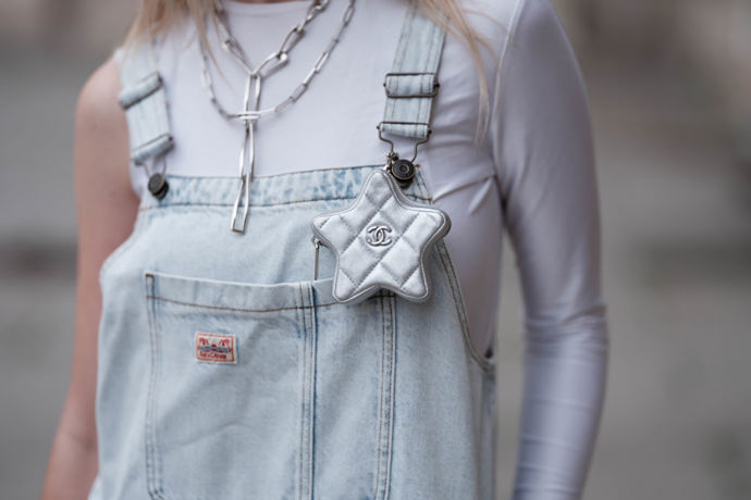 Chanel hvězdičkou můžete ozdobit i džíny s laclem.
