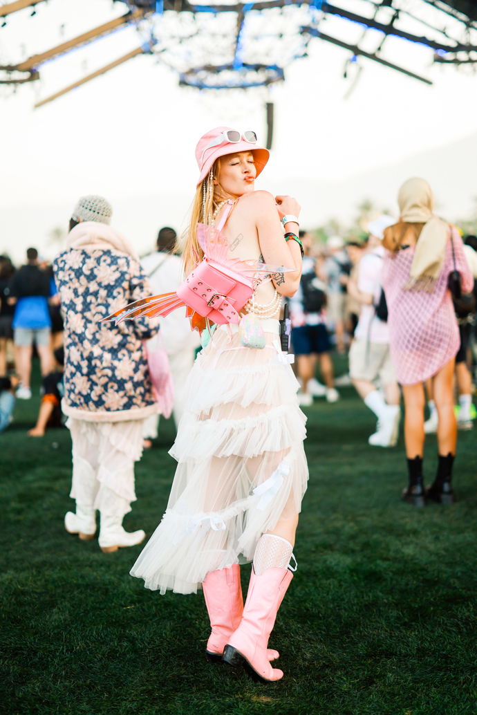 Perfektní festivalový outfit s cool doplňky a praktickým batůžkem. 
