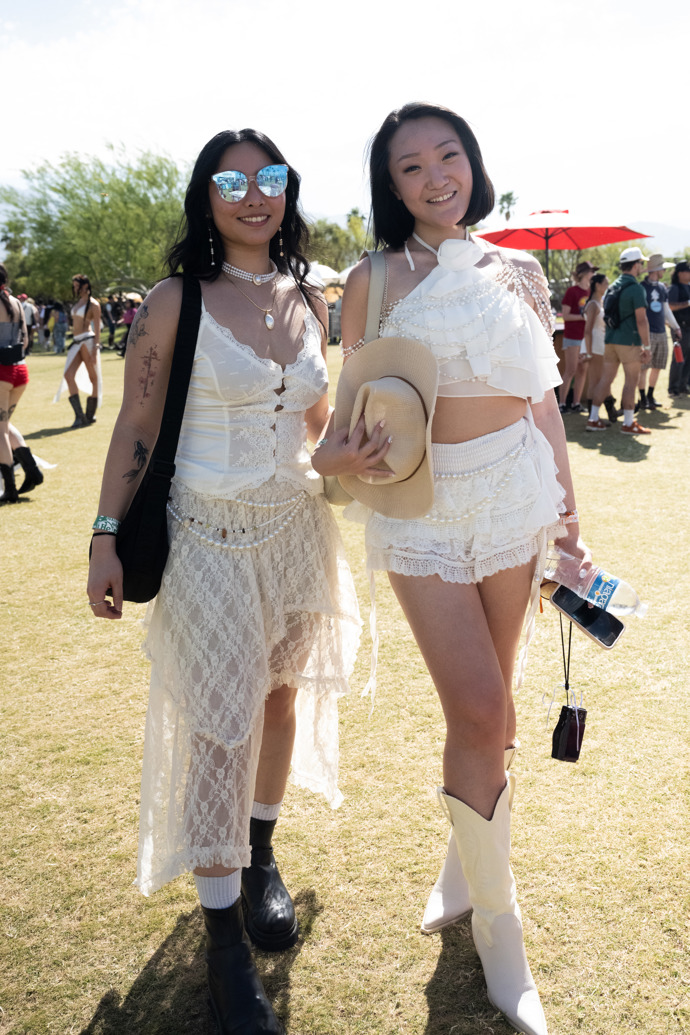 Nejen hvězdy, ale i účastníci festivalu Coachella oslňovali svými outfity. 
