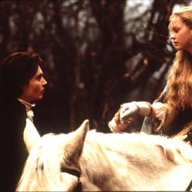 Johnny Depp a Christina Ricci ve filmu Ospalá díra.
