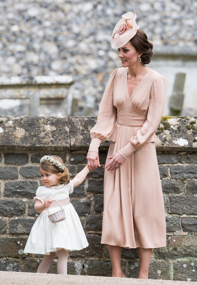 Kate Middleton s princeznou Charlotte na svatbě v roce 2017.

