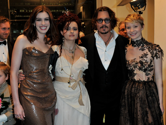 Herečky Anne Hathaway, Helena Bonham Carter a Mia Wasikowska spolu s hercem Johnnym Deppem na premiéře filmu režiséra Tima Burtona Alenka v říši divů, kde si všichni čtyři zahráli. Anne ztvárnila éterickou Bílou královnu.
