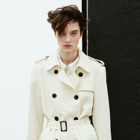 Dvouřadový trenčkot z tkané látky. Značka H&M, přibližná cena 1069 Kč. Během Dnů Marianne platí sleva 20 % při nákupu nad 800 Kč.
