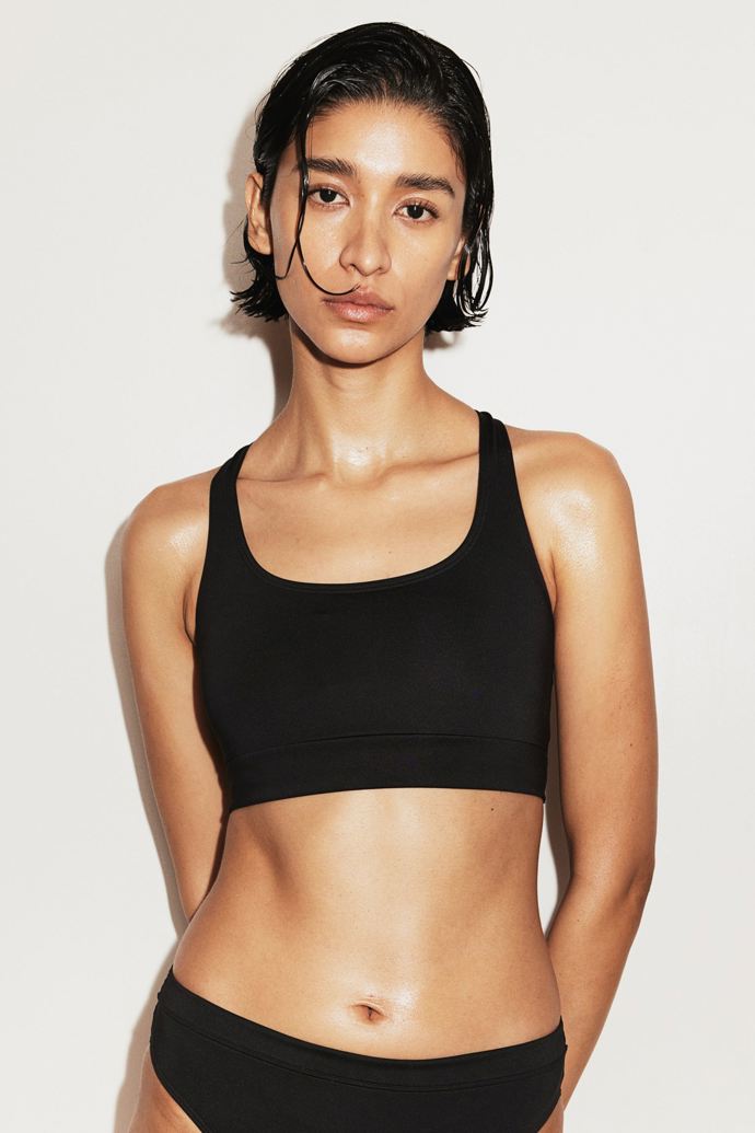  

Sportovní bikinový vršek, značka H&M, přibližná cena 479 Kč. Během Dnů Marianne platí sleva 20 % při nákupu nad 800 Kč.
