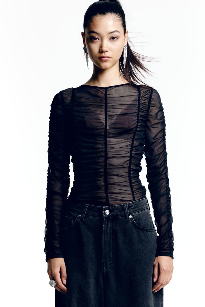 Outfit č. 2:

Krátký přiléhavý top ze síťoviny. Má nabírané švy, které vytvářejí řasený efekt. Značka H&M, přibližná cena 399 Kč. Během Dnů Marianne platí sleva 20 % při nákupu nad 800 Kč. 
