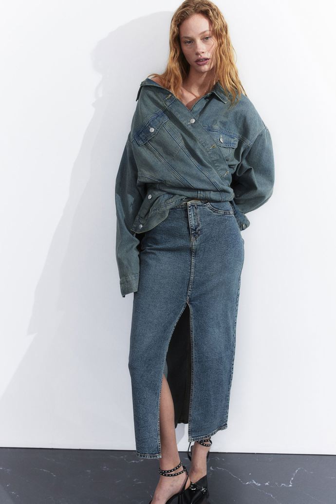 Outfit č. 2:

Přiléhavá sukně z bavlněného denimu, značka H&M, přibližná cena 599 Kč. HM Během Dnů Marianne platí sleva 20 % při nákupu nad 800 Kč. 
