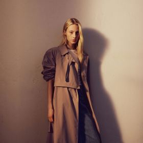 Zavinovací trenčkot od značky H&M, přibližná cena1699 Kč. Během Dnů Marianne platí sleva 20 % při nákupu nad 800 Kč.
