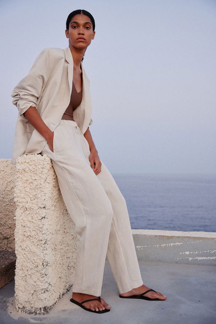 Lněné kalhoty, H&M, 599 Kč
Lněné kalhoty, H&M, 599 Kč