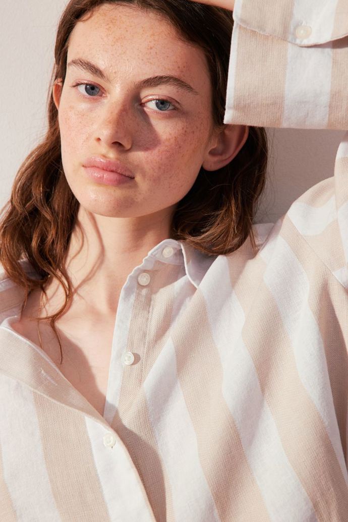 Košile z lněné směsi s béžovými proužky, H&M, 719 Kč
Košile z lněné směsi s béžovými proužky, H&M, 719 Kč
