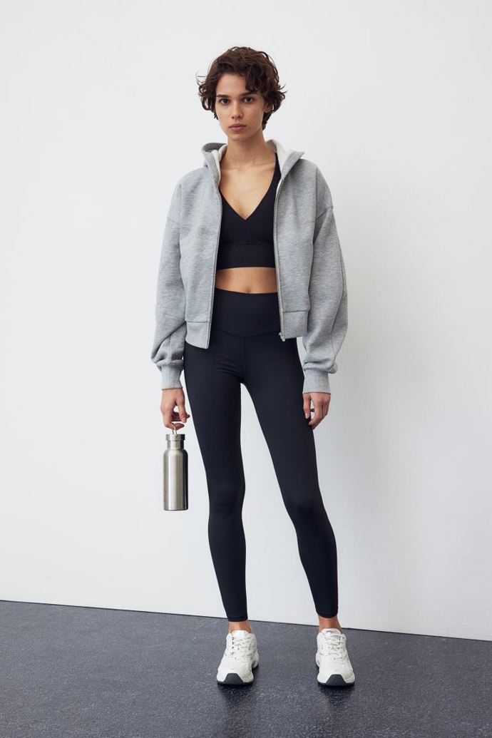 Na sportování mohou dámy zvolit legíny (719 Kč, H&M) a k uplému topu volnější svršek v podobě mikiny (959 Kč, H&M)
