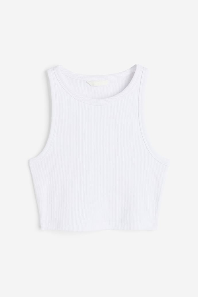 Outfit č. 3:

Zkrácené tílko z žebrovaného bavlněného žerzeje bílé barvy od značky H&M, přibližná cena 99 Kč. Během Dnů Marianne platí sleva 20 % při nákupu nad 800 Kč. 
