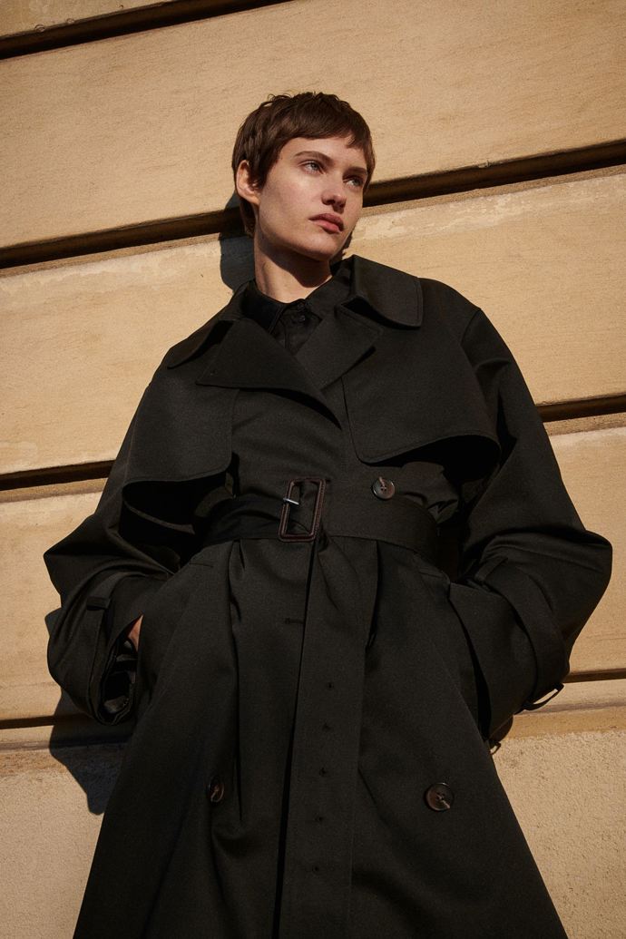 Černý trenčkot od značky H&M, přibližná cena 1459 Kč. Během Dnů Marianne platí sleva 20 % při nákupu nad 800 Kč
