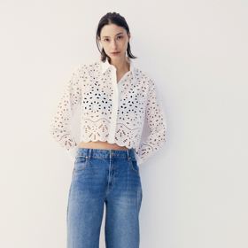 Krátká bílá košile ze vzdušné bavlněné tkaniny s madeirou. Značka H&M, přibližná cena 959 Kč. Během Dnů Marianne platí sleva 20 % při nákupu nad 800 Kč.
