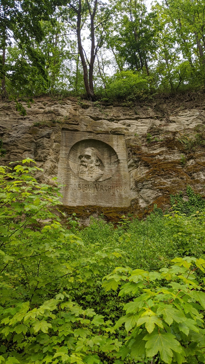Reliéf Jaroslava Vrchlického z roku 1919, který vytvořil místní umělec Josef Chvojan.
Reliéf Jaroslava Vrchlického z roku 1919, který vytvořil místní umělec Josef Chvojan.