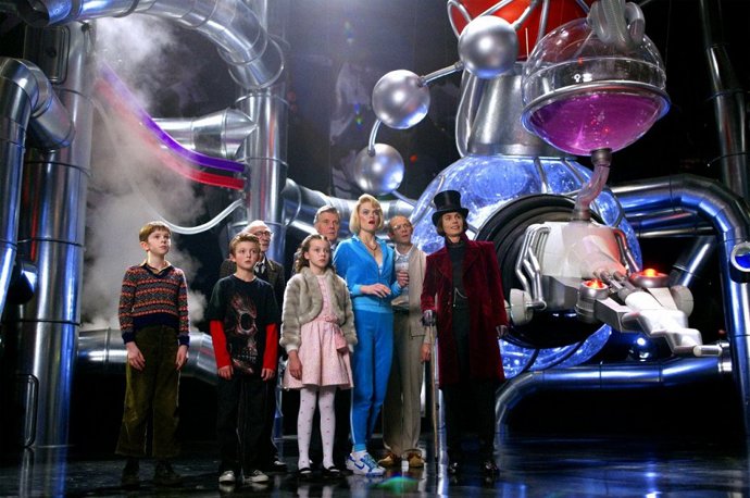 Svérázný továrník Willy Wonka a rodiče s dětmi ve filmu Karlík a továrna na čokoládu.
