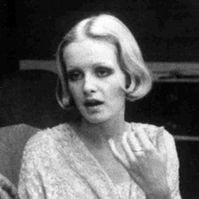 Lesley Lawson alias Twiggy
