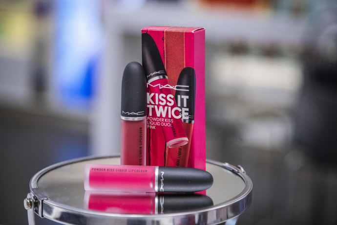 Kiss It Twice (MAC Cosmetics)

Dárkový set dvou hydratačních tekutých rtěnek.

Cena: 1150 Kč (v The Cosmetics Company Store ve Fashion Aréně pořídíte nyní za outletovou cenu 805 Kč) 
