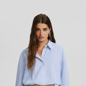 Sáhněte raději po košilích s jemným vzorem.

Košile: Bershka, 499 Kč
