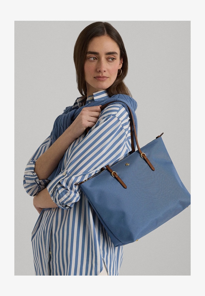 Kabelka: Ralph Lauren,  3 350 Kč. Prodává Zalando.cz

V rámci Dnů Marianne nabízí Zalando.cz slevu až 25% při nákupu nad 1499 Kč nebo slevu 20% při nákupu nad 999 Kč.
