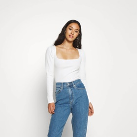 Raději volte džíny bez elastického pasu, které jsou momentálně velmi trendy.

Levi's, 1 929 Kč
