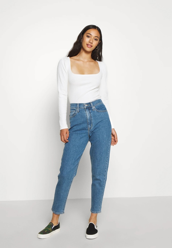 Raději volte džíny bez elastického pasu, které jsou momentálně velmi trendy.

Levi's, 1 929 Kč
