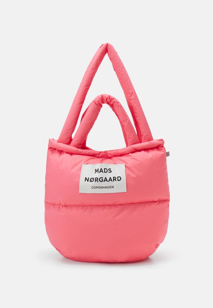 Mads Nørgaard, 2400 Kč, Zalando

Během Dnů Marianne platí na e-shopu Zalando sleva 25 % při nákupu nad 1499 Kč nebo sleva 20 % při nákupu nad 999 Kč. Platí pro širokou nabídku produktů.
