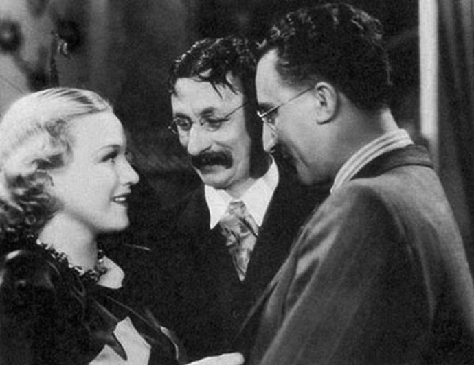Filmová komedie Ducháček to zařídí, kde zářil Vlasta Burian.
