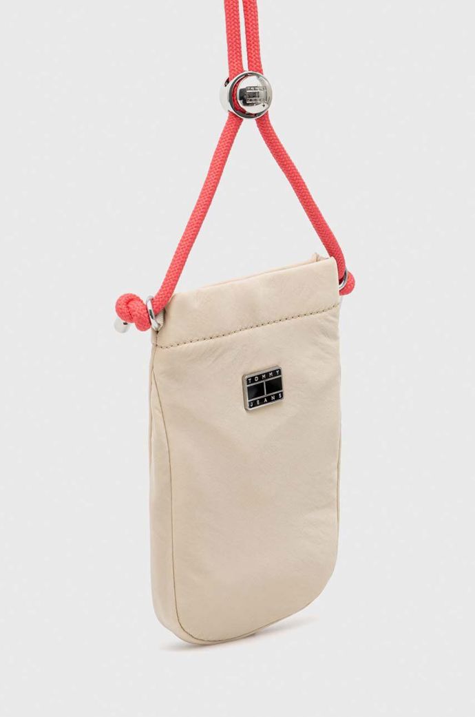 Béžový látkový obal na telefon s růžovo-oranžovou šňůrkou k nošení na krku nebo jako crossbody, Tommy Jeans, 939 Kč
