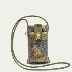 Luxusní crossbody kabelka na telefon ručně vyrobená z hadí kůže a zdobená zlatým broučkem má kapsu na telefon a druhou na brýle. Na zadní straně jsou také tři sloty na karty, Icone, 6 420 Kč 
