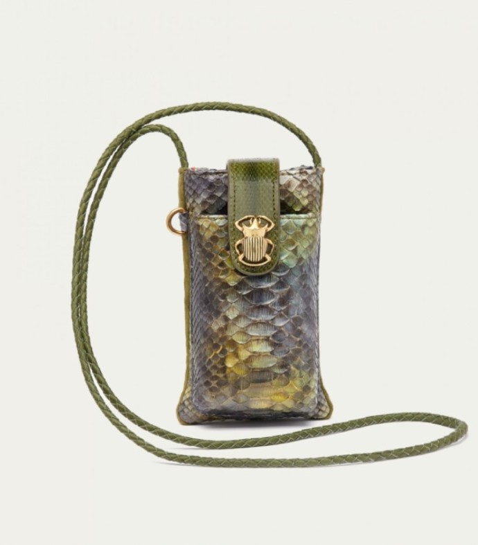 Luxusní crossbody kabelka na telefon ručně vyrobená z hadí kůže a zdobená zlatým broučkem má kapsu na telefon a druhou na brýle. Na zadní straně jsou také tři sloty na karty, Icone, 6 420 Kč 
