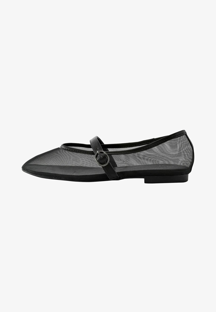Nebojte se do svého outfitu zakomponovat trochu extravagance.

Baleríny: Next, 1 090 Kč
