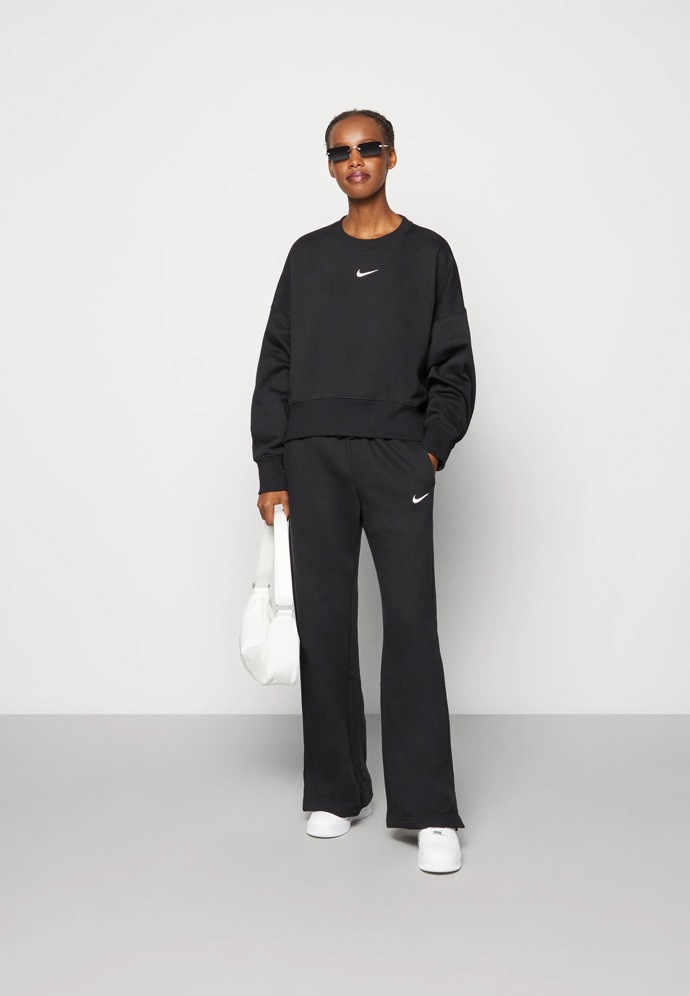 Tepláky: Nike, 1 500 Kč
Tepláky: Nike, 1 500 Kč