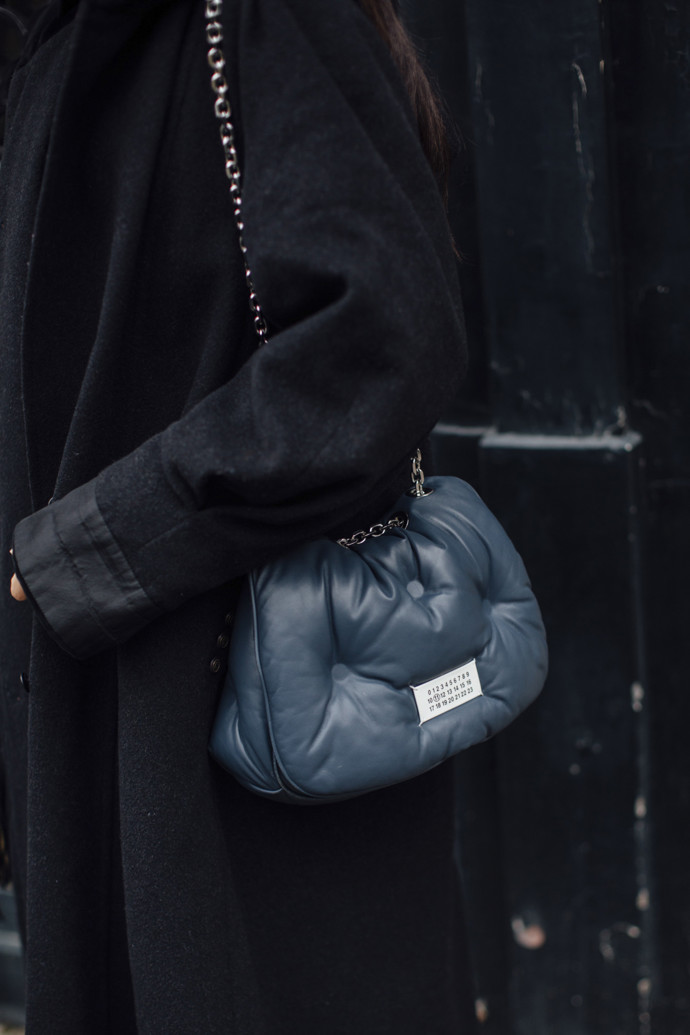 Kabelka Maison Margiela s napodobením puffer struktury se stala ikonickým kouskem.
