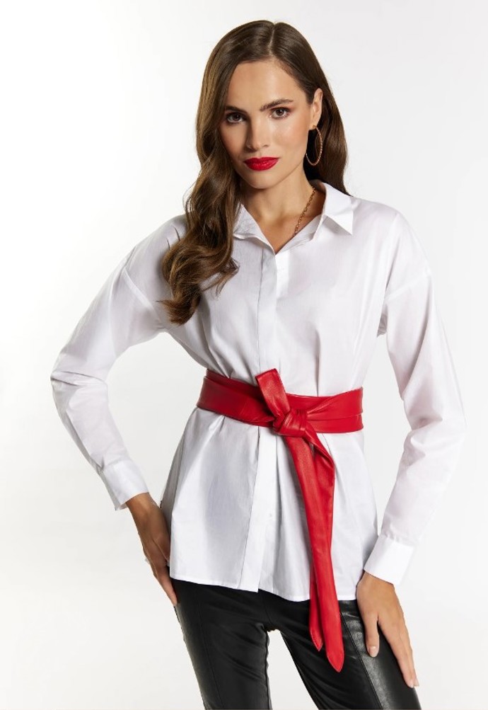 Kožený široký červený šněrovací opasek rozzáří bílý i černý outfit, stejně jako pozvedne na vrchol elegance monochromatický, tedy když se obléknete kompletně do červené, Faina, 2 029 Kč
