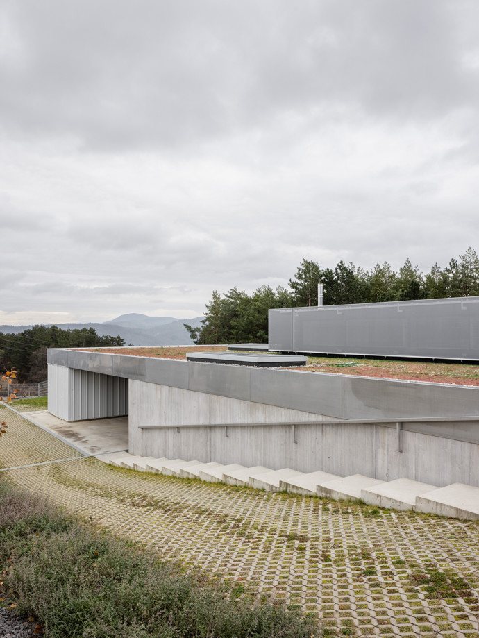 Galerie: Betonový dům zasazený do krajiny 