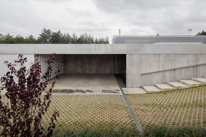 Galerie: Betonový dům zasazený do krajiny 