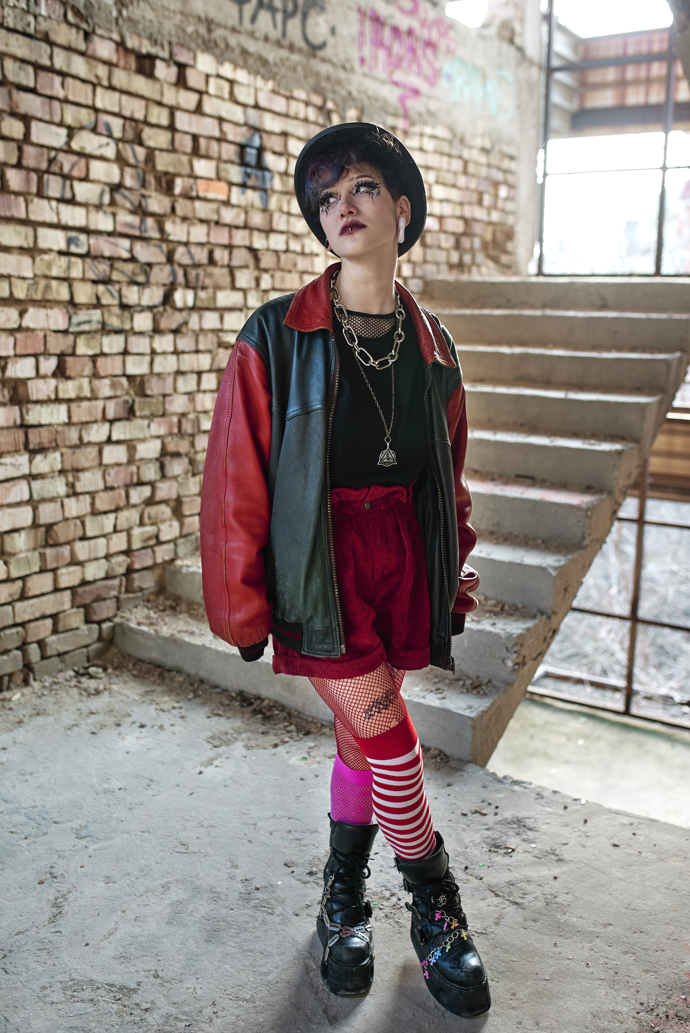 Neupravený, rebelantský vzhled "Grunge styl" inspirovaný hudebním hnutím Seattle.
Neupravený, rebelantský vzhled "Grunge styl" inspirovaný hudebním hnutím Seattle.