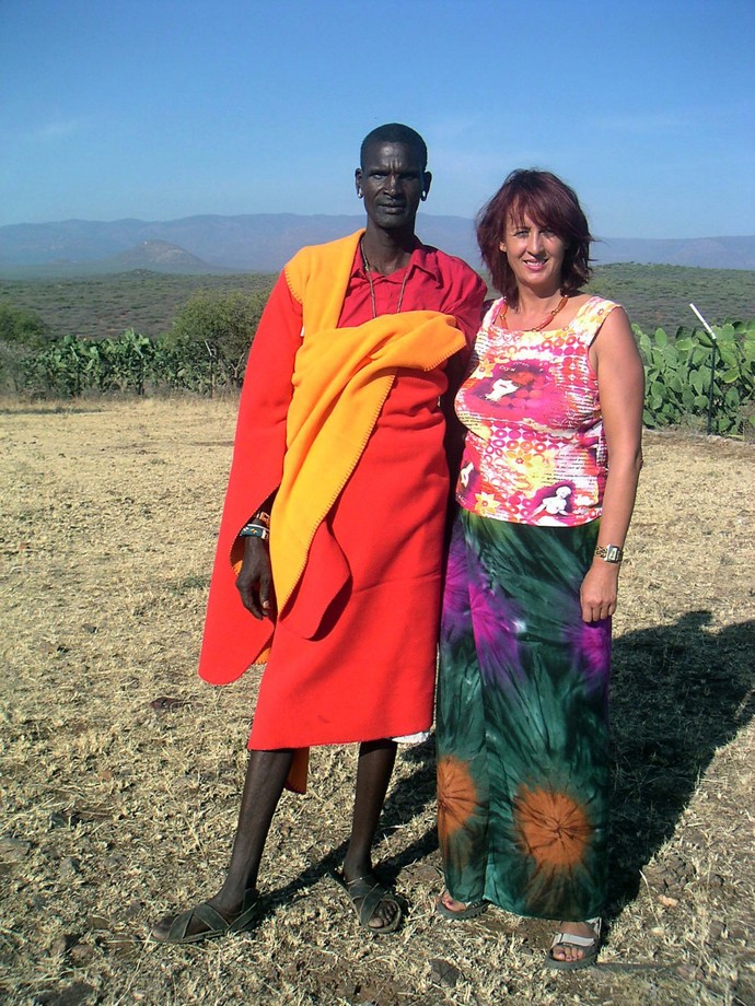 Corinne Hofmannová se svým africkým válečníkem a bývalým manželem Samburu v roce 2006.
Corinne Hofmannová se svým africkým válečníkem a bývalým manželem Samburu v roce 2006.