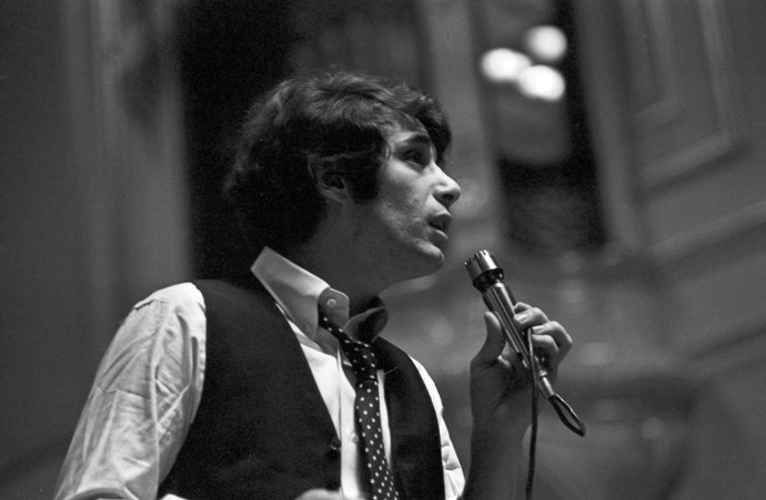 Joserf Laufer na jednom ze svých koncertů, rok 1970.
Joserf Laufer na jednom ze svých koncertů, rok 1970.