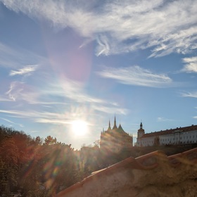 Takový výhled na chrám svaté Barbory a Jezuitskou kolej se naskytne od Vlašského dvora.

