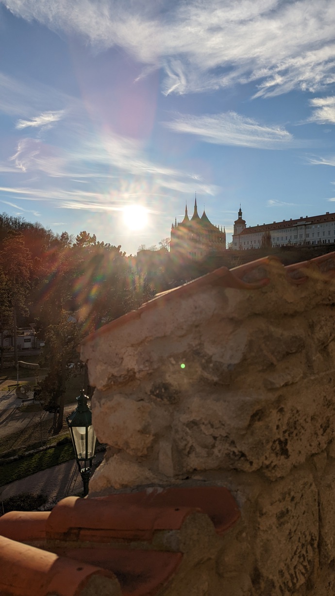 Takový výhled na chrám svaté Barbory a Jezuitskou kolej se naskytne od Vlašského dvora.
Takový výhled na chrám svaté Barbory a Jezuitskou kolej se naskytne od Vlašského dvora.
