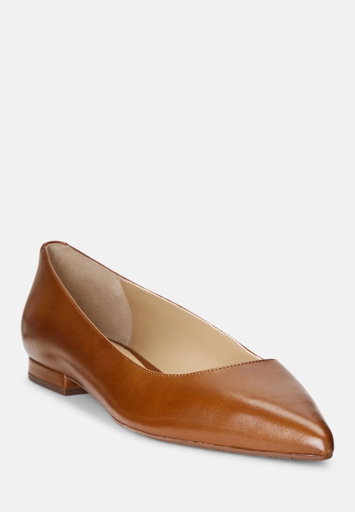 Pokud jsou na váš vkus předchozí modely až příliš, samozřejmě se můžete držet elegantní klasiky, kterou nikdy nic nezkazíte.

Baleríny: Ralph Lauren, 3 410 Kč
