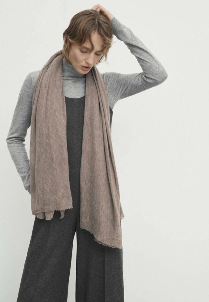Šála: Massimo Dutti, 4 595 Kč
Šála: Massimo Dutti, 4 595 Kč