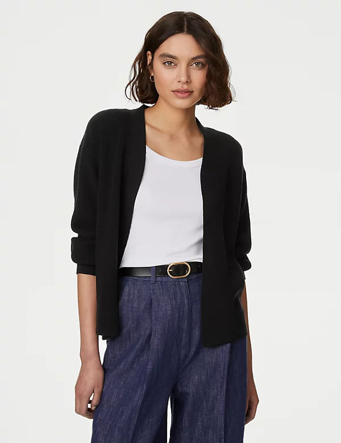 Když bude chladněji, doporučujeme s sebou kardigan, M&S, 899 Kč
