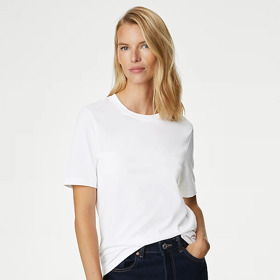 K nim si vzít bílé basic triko, M&S, 299 Kč
